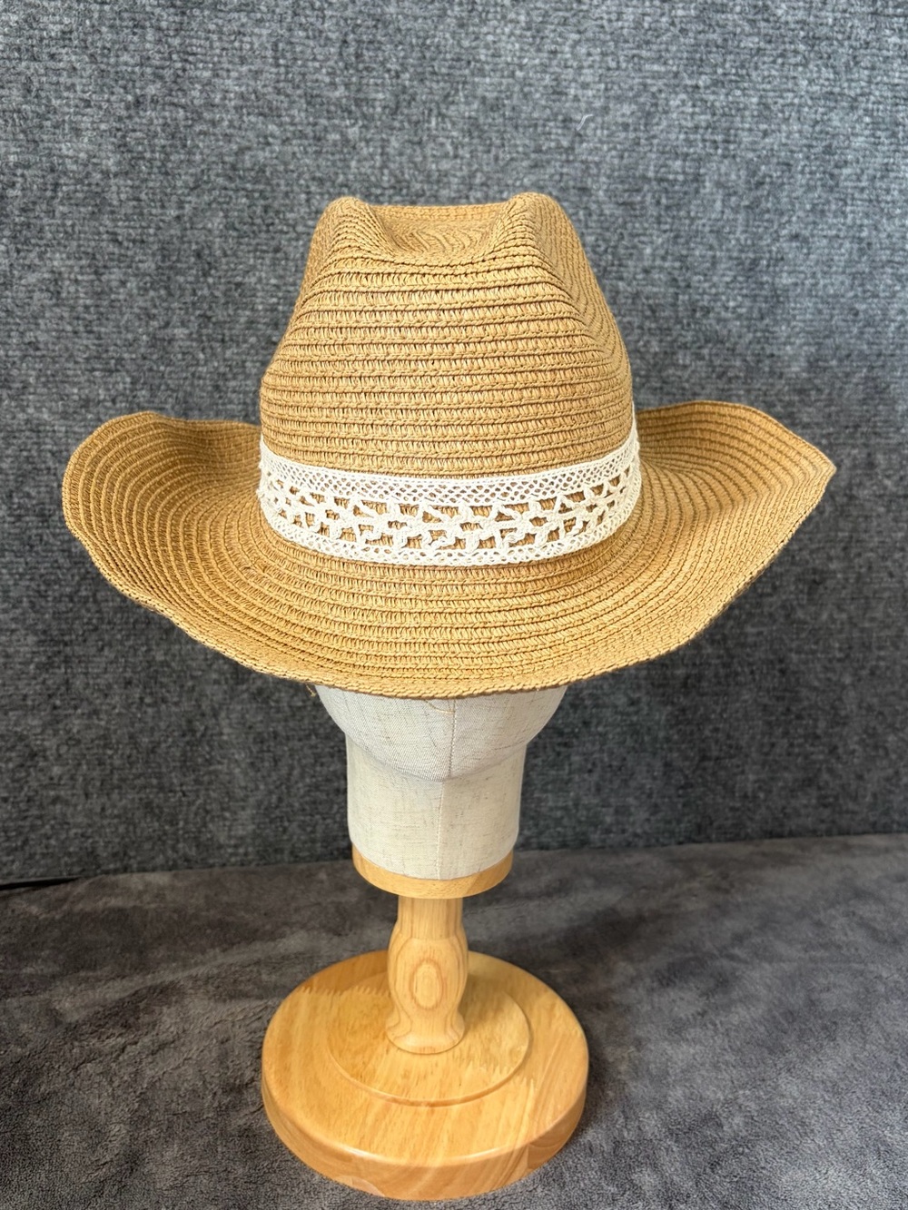 House of Harlow 1960 Tan Straw Fedora‎ with Cream Crochet Band